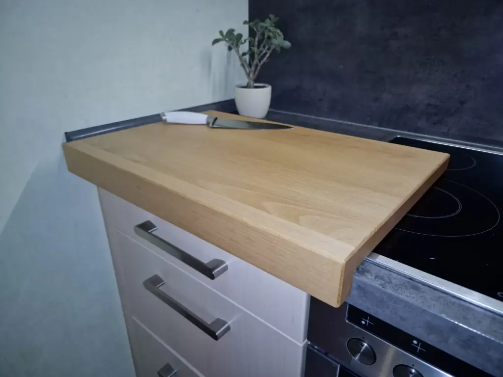 Schneidebrett Buche mit Anschlagkante (40X40X2,8 cm, ohne Füße, Ohne Saftrille, eine Anschlagkante, ohne Gravur)