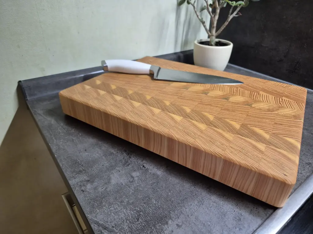Stirnholzschneidebrett Lärche "Larch" (30 X 20 X 4,5 cm, ohne Füße, ohne Eingriffe, ohne Saftrille)